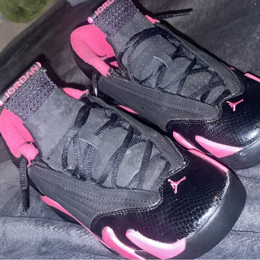 Slightly used pink and black Jordan 14 size 6